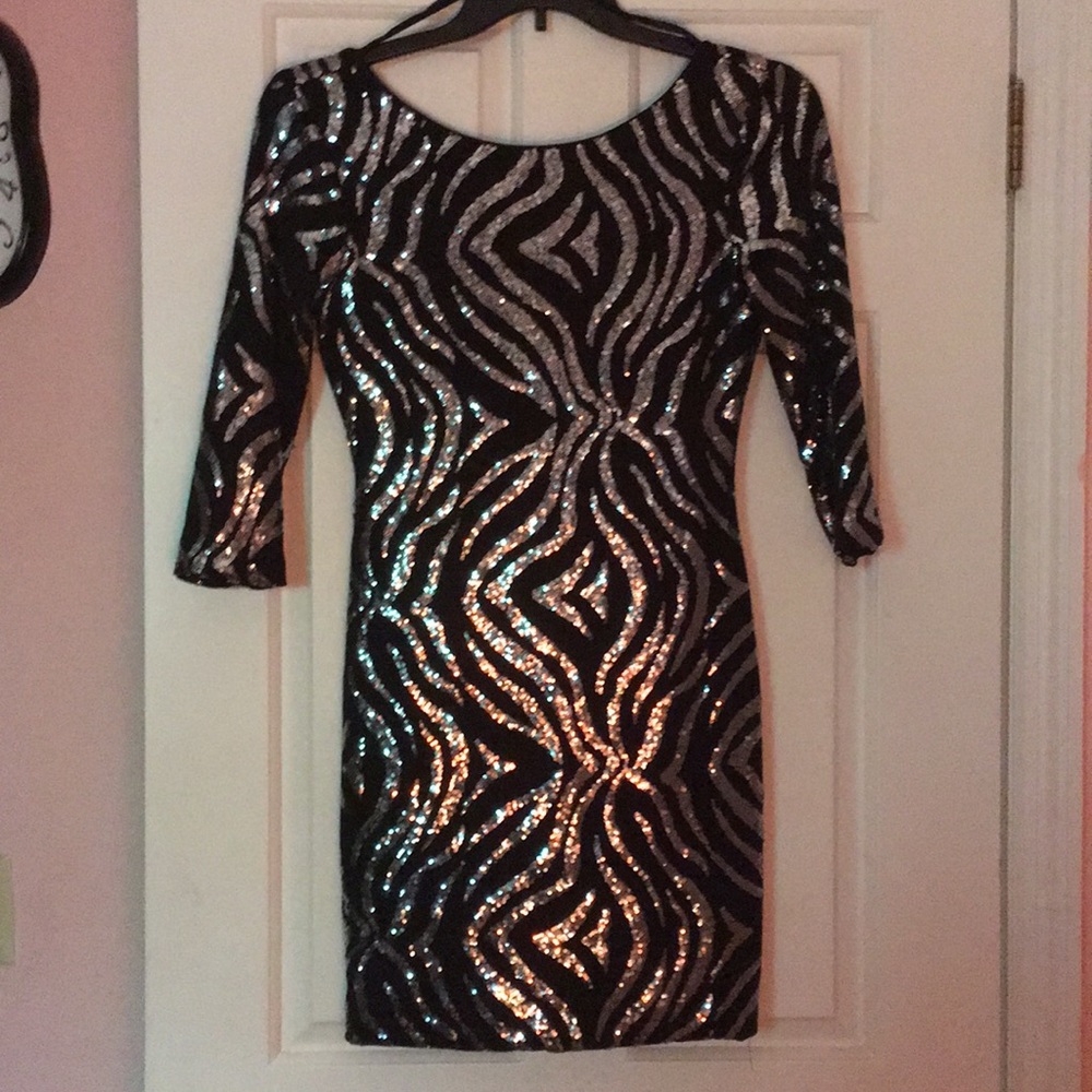 Gorgeous sequined 3/4 sleeve dress